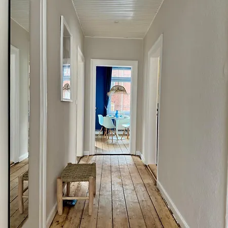Cls Grosse Altbau Fuer 4 Personen Mit Xxl Dusche, Neues Bad, Dielen, Schlafsofa 160x200 Mit 20cm Matratze, Smart Tv & Schnellem Wlan In Ost, Nespresso Maschine Inklusive Kapseln, Naehe Hawk, Uni, Bosch, Ostbahnhof, A7 Hildesheim