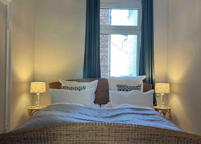 Apartment Cls Grosse Altbau Fuer 4 Personen Mit Xxl Dusche, Neues Bad, Dielen, Schlafsofa 160x200 Mit 20cm Matratze, Smart Tv & Schnellem Wlan In Ost, Nespresso Maschine Inklusive Kapseln, Naehe Hawk, Uni, Bosch, Ostbahnhof, A7 *