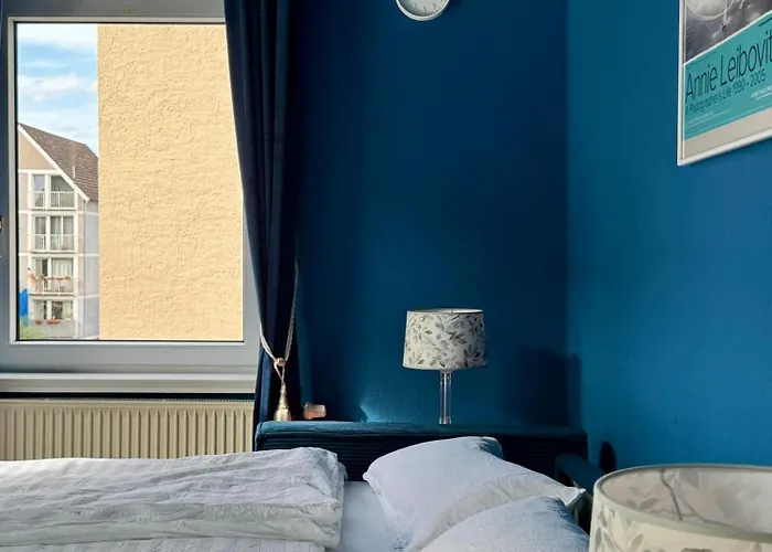 Cls Grosse Altbau Fuer 4 Personen Mit Xxl Dusche, Neues Bad, Dielen, Schlafsofa 160x200 Mit 20cm Matratze, Smart Tv & Schnellem Wlan In Ost, Nespresso Maschine Inklusive Kapseln, Naehe Hawk, Uni, Bosch, Ostbahnhof, A7 * Hildesheim