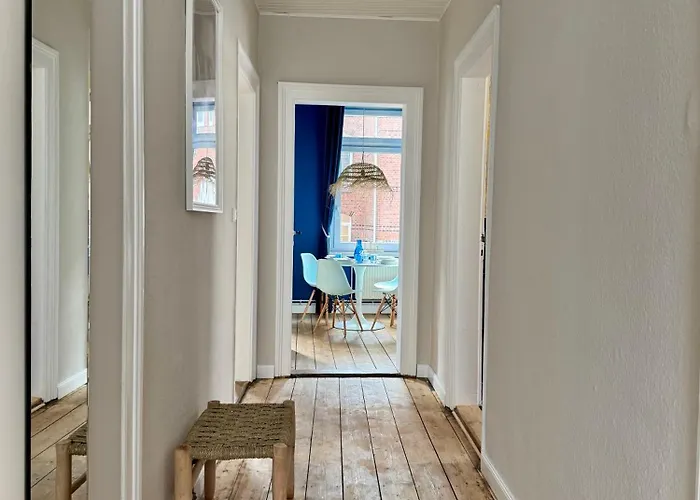 Cls Grosse Altbau Fuer 4 Personen Mit Xxl Dusche, Neues Bad, Dielen, Schlafsofa 160x200 Mit 20cm Matratze, Smart Tv & Schnellem Wlan In Ost, Nespresso Maschine Inklusive Kapseln, Naehe Hawk, Uni, Bosch, Ostbahnhof, A7 Hildesheim